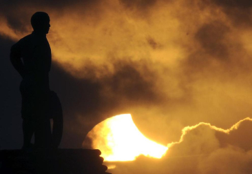 Millones de personas en Asia y Estados Unidos han podido observar  el eclipse anular de Sol que se ha producido en la madrugada de este lunes.