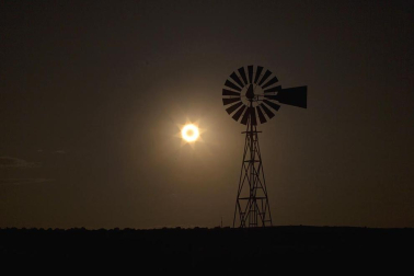 Millones de personas en Asia y Estados Unidos han podido observar  el eclipse anular de Sol que se ha producido en la madrugada de este lunes.