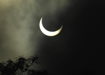 Millones de personas en Asia y Estados Unidos han podido observar  el eclipse anular de Sol que se ha producido en la madrugada de este lunes.