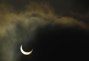 Millones de personas en Asia y Estados Unidos han podido observar  el eclipse anular de Sol que se ha producido en la madrugada de este lunes.