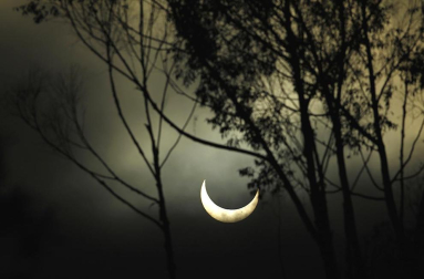 Millones de personas en Asia y Estados Unidos han podido observar  el eclipse anular de Sol que se ha producido en la madrugada de este lunes.