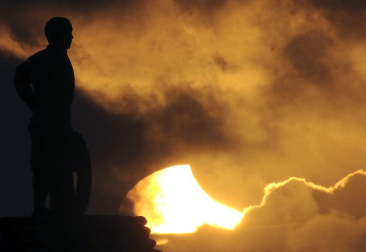 Millones de personas en Asia y Estados Unidos han podido observar  el eclipse anular de Sol que se ha producido en la madrugada de este lunes.
