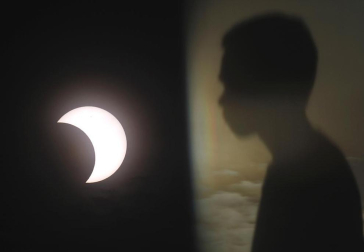 Millones de personas en Asia y Estados Unidos han podido observar  el eclipse anular de Sol que se ha producido en la madrugada de este lunes.