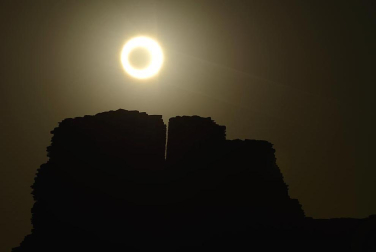 Millones de personas en Asia y Estados Unidos han podido observar  el eclipse anular de Sol que se ha producido en la madrugada de este lunes.