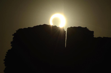 Millones de personas en Asia y Estados Unidos han podido observar  el eclipse anular de Sol que se ha producido en la madrugada de este lunes.
