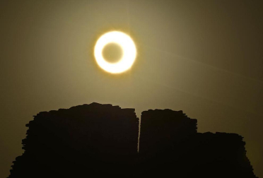 Millones de personas en Asia y Estados Unidos han podido observar  el eclipse anular de Sol que se ha producido en la madrugada de este lunes.