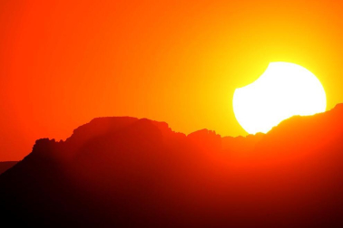 Millones de personas en Asia y Estados Unidos han podido observar  el eclipse anular de Sol que se ha producido en la madrugada de este lunes.