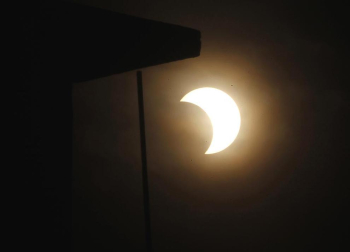 Millones de personas en Asia y Estados Unidos han podido observar  el eclipse anular de Sol que se ha producido en la madrugada de este lunes.