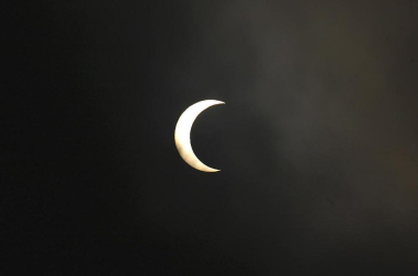 Millones de personas en Asia y Estados Unidos han podido observar  el eclipse anular de Sol que se ha producido en la madrugada de este lunes.