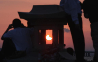 Millones de personas en Asia y Estados Unidos han podido observar  el eclipse anular de Sol que se ha producido en la madrugada de este lunes.