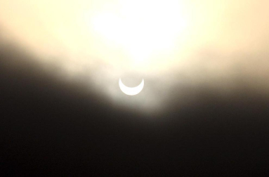 Millones de personas en Asia y Estados Unidos han podido observar  el eclipse anular de Sol que se ha producido en la madrugada de este lunes.