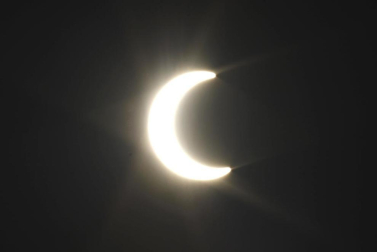 Millones de personas en Asia y Estados Unidos han podido observar  el eclipse anular de Sol que se ha producido en la madrugada de este lunes.