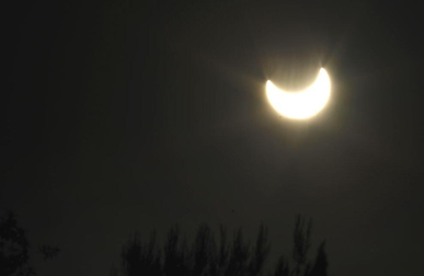 Millones de personas en Asia y Estados Unidos han podido observar  el eclipse anular de Sol que se ha producido en la madrugada de este lunes.