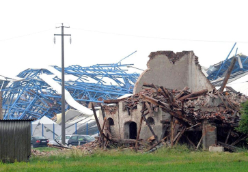 El temblor, que tuvo su hipocentro a 5 kilómetros al este de la localidad de San Felice sul Panaro, según el Instituto Nacional de Geofísica y Vulcanología de Italia, estuvo precedido por otros dos seísmos, uno de intensidad 4,1 a las 23.13 GMT del sábado -unas tres horas antes del principal- y otro, de 2,2 grados, a las 23.43 GMT. EFE