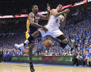 Oklahoma City Thunder venció en el quinto partido a los Angeles Lakers y lograron eliminarles de los playoffs por el título de la NBA. Oklahoma jugará ahora la final de la Conferencia Oeste ante los Spurs.