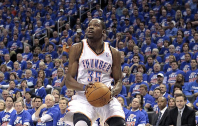 Oklahoma City Thunder venció en el quinto partido a los Angeles Lakers y lograron eliminarles de los playoffs por el título de la NBA. Oklahoma jugará ahora la final de la Conferencia Oeste ante los Spurs.