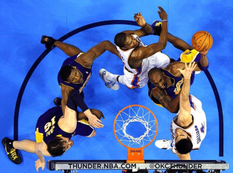 Oklahoma City Thunder venció en el quinto partido a los Angeles Lakers y lograron eliminarles de los playoffs por el título de la NBA. Oklahoma jugará ahora la final de la Conferencia Oeste ante los Spurs.