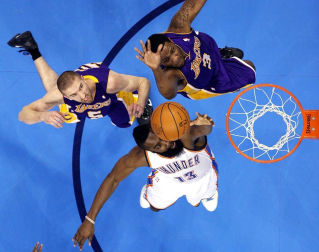 Oklahoma City Thunder venció en el quinto partido a los Angeles Lakers y lograron eliminarles de los playoffs por el título de la NBA. Oklahoma jugará ahora la final de la Conferencia Oeste ante los Spurs.