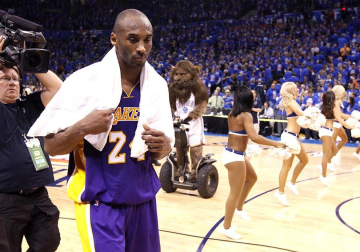 Oklahoma City Thunder venció en el quinto partido a los Angeles Lakers y lograron eliminarles de los playoffs por el título de la NBA. Oklahoma jugará ahora la final de la Conferencia Oeste ante los Spurs.
