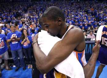 Oklahoma City Thunder venció en el quinto partido a los Angeles Lakers y lograron eliminarles de los playoffs por el título de la NBA. Oklahoma jugará ahora la final de la Conferencia Oeste ante los Spurs.