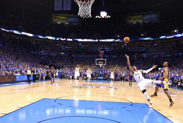 Oklahoma City Thunder venció en el quinto partido a los Angeles Lakers y lograron eliminarles de los playoffs por el título de la NBA. Oklahoma jugará ahora la final de la Conferencia Oeste ante los Spurs.