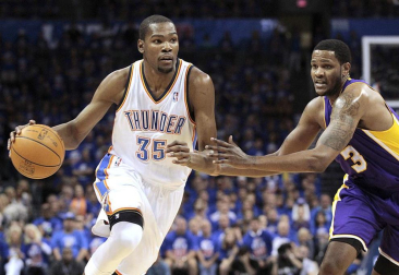 Oklahoma City Thunder venció en el quinto partido a los Angeles Lakers y lograron eliminarles de los playoffs por el título de la NBA. Oklahoma jugará ahora la final de la Conferencia Oeste ante los Spurs.