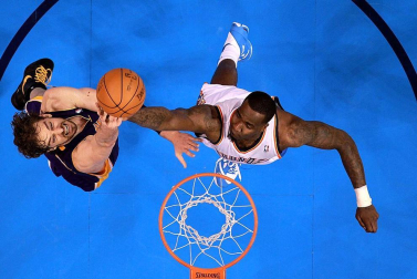 Oklahoma City Thunder venció en el quinto partido a los Angeles Lakers y lograron eliminarles de los playoffs por el título de la NBA. Oklahoma jugará ahora la final de la Conferencia Oeste ante los Spurs.