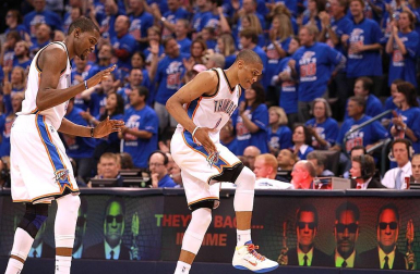 Oklahoma City Thunder venció en el quinto partido a los Angeles Lakers y lograron eliminarles de los playoffs por el título de la NBA. Oklahoma jugará ahora la final de la Conferencia Oeste ante los Spurs.