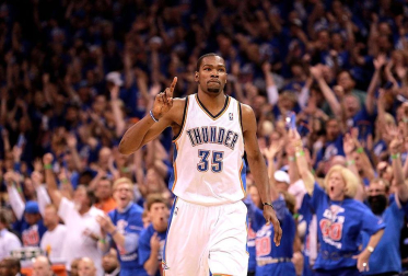 Oklahoma City Thunder venció en el quinto partido a los Angeles Lakers y lograron eliminarles de los playoffs por el título de la NBA. Oklahoma jugará ahora la final de la Conferencia Oeste ante los Spurs.