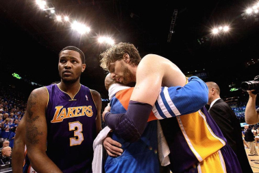 Oklahoma City Thunder venció en el quinto partido a los Angeles Lakers y lograron eliminarles de los playoffs por el título de la NBA. Oklahoma jugará ahora la final de la Conferencia Oeste ante los Spurs.