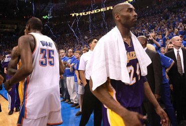 Oklahoma City Thunder venció en el quinto partido a los Angeles Lakers y lograron eliminarles de los playoffs por el título de la NBA. Oklahoma jugará ahora la final de la Conferencia Oeste ante los Spurs.