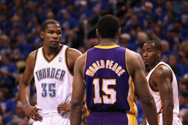 Oklahoma City Thunder venció en el quinto partido a los Angeles Lakers y lograron eliminarles de los playoffs por el título de la NBA. Oklahoma jugará ahora la final de la Conferencia Oeste ante los Spurs.