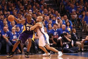 Oklahoma City Thunder venció en el quinto partido a los Angeles Lakers y lograron eliminarles de los playoffs por el título de la NBA. Oklahoma jugará ahora la final de la Conferencia Oeste ante los Spurs.