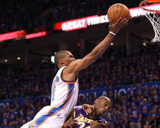 Oklahoma City Thunder venció en el quinto partido a los Angeles Lakers y lograron eliminarles de los playoffs por el título de la NBA. Oklahoma jugará ahora la final de la Conferencia Oeste ante los Spurs.