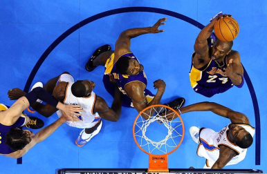 Oklahoma City Thunder venció en el quinto partido a los Angeles Lakers y lograron eliminarles de los playoffs por el título de la NBA. Oklahoma jugará ahora la final de la Conferencia Oeste ante los Spurs.