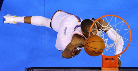 Oklahoma City Thunder venció en el quinto partido a los Angeles Lakers y lograron eliminarles de los playoffs por el título de la NBA. Oklahoma jugará ahora la final de la Conferencia Oeste ante los Spurs.