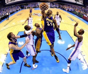 Oklahoma City Thunder venció en el quinto partido a los Angeles Lakers y lograron eliminarles de los playoffs por el título de la NBA. Oklahoma jugará ahora la final de la Conferencia Oeste ante los Spurs.