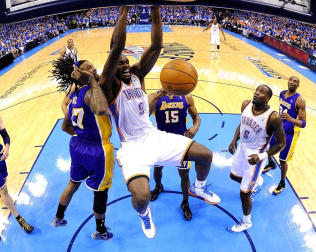 Oklahoma City Thunder venció en el quinto partido a los Angeles Lakers y lograron eliminarles de los playoffs por el título de la NBA. Oklahoma jugará ahora la final de la Conferencia Oeste ante los Spurs.