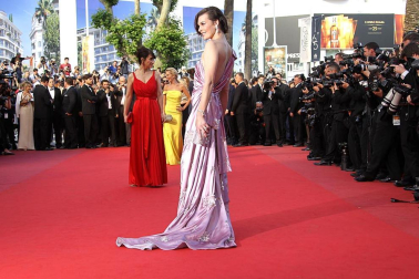 Varias estrellas, entre ellas figuras como Kristen Stewart, Kirsten Dunst, Viggo Mortensen, Amy Adams, Tom Sturridge, Elisabeth Moss o Alice Braga, desfilaron por la alfombra roja este miércoles en el aclamado festival de cine, que presentó este miércoles "On the Road", del realizador brasileño Walter Salles.