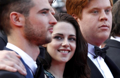 Varias estrellas, entre ellas figuras como Kristen Stewart, Kirsten Dunst, Viggo Mortensen, Amy Adams, Tom Sturridge, Elisabeth Moss o Alice Braga, desfilaron por la alfombra roja este miércoles en el aclamado festival de cine, que presentó este miércoles "On the Road", del realizador brasileño Walter Salles.