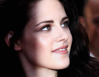 Varias estrellas, entre ellas figuras como Kristen Stewart, Kirsten Dunst, Viggo Mortensen, Amy Adams, Tom Sturridge, Elisabeth Moss o Alice Braga, desfilaron por la alfombra roja este miércoles en el aclamado festival de cine, que presentó este miércoles "On the Road", del realizador brasileño Walter Salles.