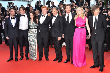 Varias estrellas, entre ellas figuras como Kristen Stewart, Kirsten Dunst, Viggo Mortensen, Amy Adams, Tom Sturridge, Elisabeth Moss o Alice Braga, desfilaron por la alfombra roja este miércoles en el aclamado festival de cine, que presentó este miércoles "On the Road", del realizador brasileño Walter Salles.