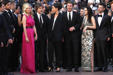 Varias estrellas, entre ellas figuras como Kristen Stewart, Kirsten Dunst, Viggo Mortensen, Amy Adams, Tom Sturridge, Elisabeth Moss o Alice Braga, desfilaron por la alfombra roja este miércoles en el aclamado festival de cine, que presentó este miércoles "On the Road", del realizador brasileño Walter Salles.