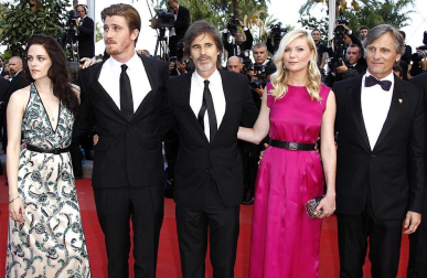 Varias estrellas, entre ellas figuras como Kristen Stewart, Kirsten Dunst, Viggo Mortensen, Amy Adams, Tom Sturridge, Elisabeth Moss o Alice Braga, desfilaron por la alfombra roja este miércoles en el aclamado festival de cine, que presentó este miércoles "On the Road", del realizador brasileño Walter Salles.