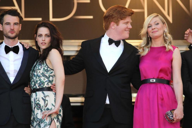 Varias estrellas, entre ellas figuras como Kristen Stewart, Kirsten Dunst, Viggo Mortensen, Amy Adams, Tom Sturridge, Elisabeth Moss o Alice Braga, desfilaron por la alfombra roja este miércoles en el aclamado festival de cine, que presentó este miércoles "On the Road", del realizador brasileño Walter Salles.