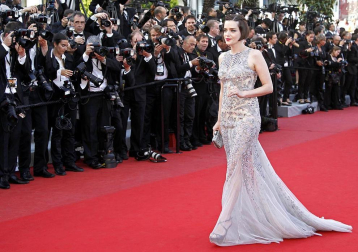 Varias estrellas, entre ellas figuras como Kristen Stewart, Kirsten Dunst, Viggo Mortensen, Amy Adams, Tom Sturridge, Elisabeth Moss o Alice Braga, desfilaron por la alfombra roja este miércoles en el aclamado festival de cine, que presentó este miércoles "On the Road", del realizador brasileño Walter Salles.