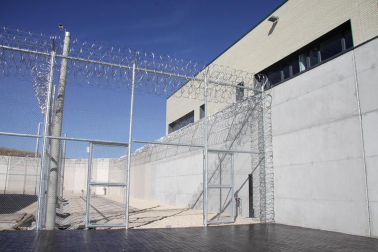 La nueva cárcel de Pamplona, denominada Centro Penitenciario Norte II, abrirá sus puertas a principios de enero. La directora de Instituciones Penitenciarias, Mercedes Gallizo, ha señalado este miércoles que las obras concluirán este mismo mes y que, posteriormente, las instalaciones se equiparán para acoger a los reclusos. La cárcel cuenta con 504 celdas y 120 plazas complementarias. Su capacidad máxima ronda los mil presos y la inversión total ronda los 100 millones de euros.