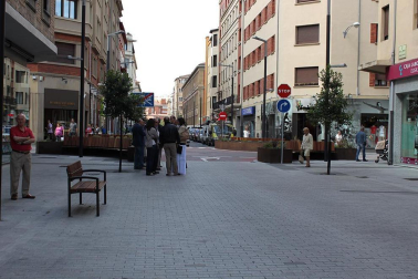 Los miembros de la Comisión de Urbanismo del Ayuntamiento de Pamplona han visitado la calle Tafalla en donde el pasado mes de mayo finalizaron las obras de reurbanización que han dotado al II Ensanche de la ciudad de un nuevo aspecto. DN.ES