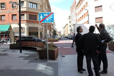 Los miembros de la Comisión de Urbanismo del Ayuntamiento de Pamplona han visitado la calle Tafalla en donde el pasado mes de mayo finalizaron las obras de reurbanización que han dotado al II Ensanche de la ciudad de un nuevo aspecto. DN.ES