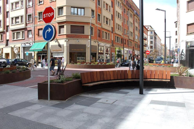 Los miembros de la Comisión de Urbanismo del Ayuntamiento de Pamplona han visitado la calle Tafalla en donde el pasado mes de mayo finalizaron las obras de reurbanización que han dotado al II Ensanche de la ciudad de un nuevo aspecto. DN.ES
